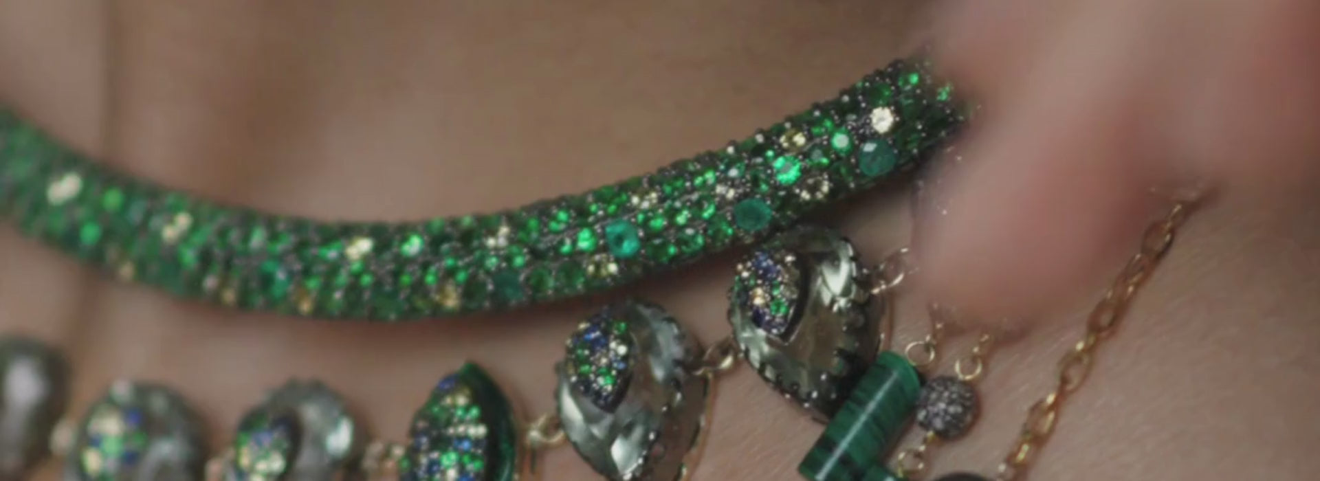 vibe with MOI - green neck-piece